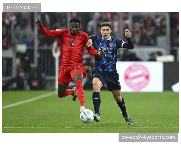 拜仁5-0大胜后，穆西亚拉与年轻球迷合影留念瞬间